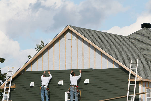 Professional Vinyl Siding technician working in Pershing, IN